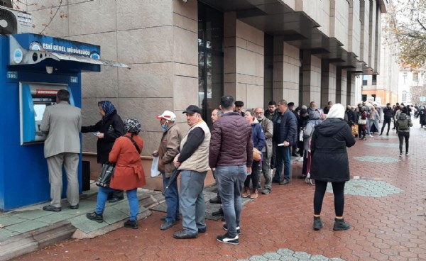 Eskişehir'de su zammı kuyruğu... Vatandaşlar yükleme noktalarına akın etti!